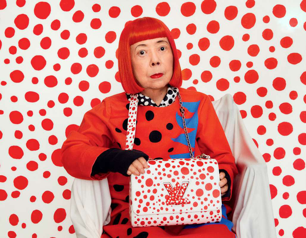 Yayoi Kusama con una delle borse per Louis Vuitton